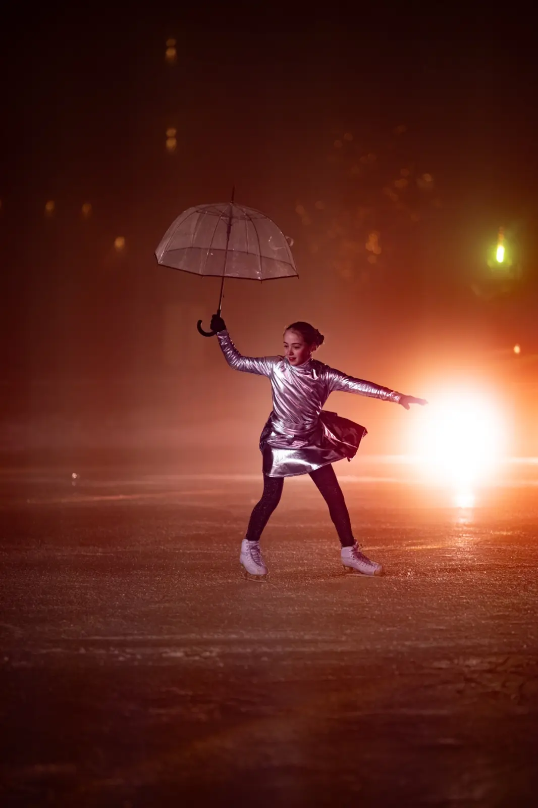 Showauftritt mit Regenschirm im warmen Scheinwerferlicht